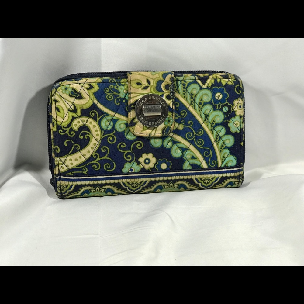 🎉CUTE GREEN FLORAL VERA BRADLEY WALLET🎉